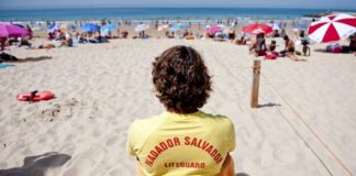 Nadadores salvadores e concessionários reclamam profissionalização