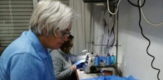 Costureiras das marchas fazem botas e máscaras para o hospital