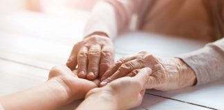 Covid-19: Moura ajuda idosos e presta apoio psicológico à população