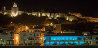 Biblioteca de Alcácer ilumina-se para consciencializar sobre autismo e maus tratos