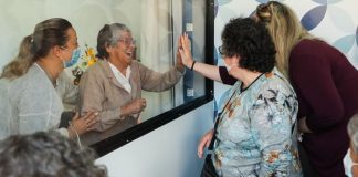 Idosos de lar no Montijo reencontram-se com familiares na ‘box’ das emoções