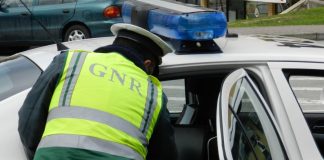 GNR detém cinco pessoas e apreende droga, armas e dinheiro na Costa de Caparica