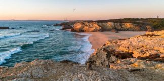 Autoridades fazem derrocada controlada de arriba na praia de Porto Covo