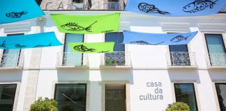 Instalação suspensa na Rua Detrás da Guarda, em Setúbal