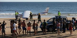 Famílias de vítimas mortas por avião numa praia da Caparica consternadas