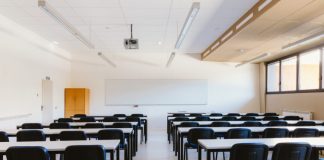 Pais, alunos e professores pedem conclusão da requalificação da Escola João de Barros no Seixal