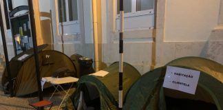 Vereador do PSD acampou à porta da câmara do Montijo