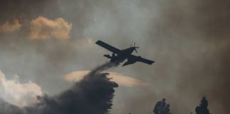 Seis meios aéreos e 73 operacionais combatem fogo em Sesimbra