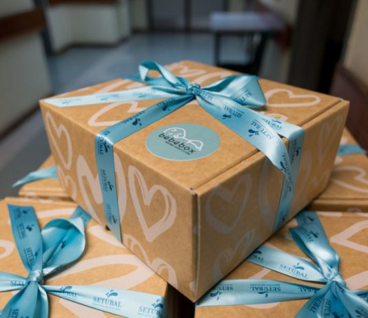 Câmara de Setúbal retoma distribuição de Bebé Box