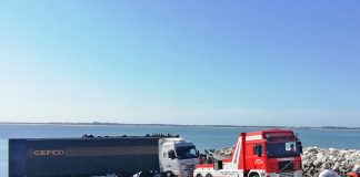 Camião abandonado no rio Sado após desembarcar uma lancha suspeita