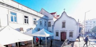 Câmara de Sesimbra instala estruturas de abrigo no exterior do Centro de Saúde