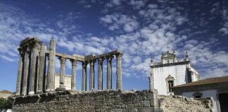 Troço da muralha romana de Évora fica à vista após derrocada de muro