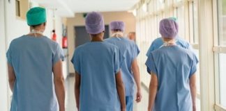 Enfermeiros entregam abaixo-assinado no hospital de Évora sobre igualdade de férias