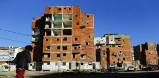 Quatro moradores e um PSP vão a julgamento pelos confrontos no Jamaica