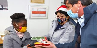 Projeto “Férias no Bairro” entrega presentes de Natal