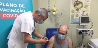 José Poças foi o primeiro profissional de saúde a ser vacinado no Centro Hospitalar de Setúbal
