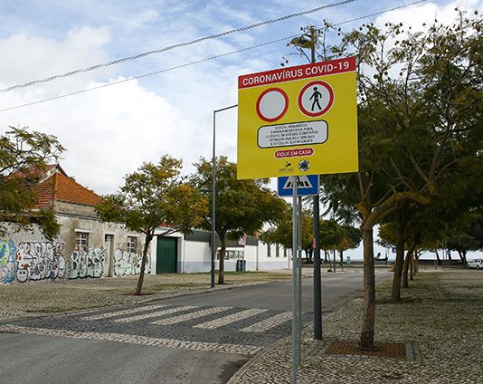 Zona ribeirinha e acesso às praias da Arrábida vedados para impedir ajuntamentos