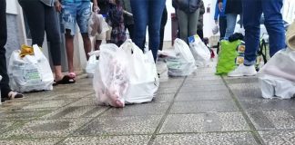 Jovens doam cabazes para ajudar alunos cabo-verdianos da UÉ