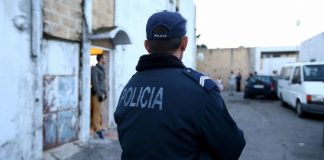 PSP deteve dois suspeitos de assalto com armas de fogo falsas a farmácia de Almada