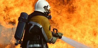 Incêndio que causou explosões de botijas de gás em Sesimbra dominado às 00h30