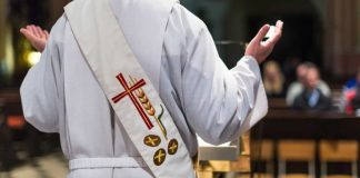 Cinco padres de Évora dão apoio espiritual por telefone