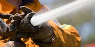 Quatro pessoas feridas por inalação de fumos em incêndio em Almada