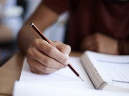Moura atribuiu 13 bolsas de estudo a alunos do ensino superior