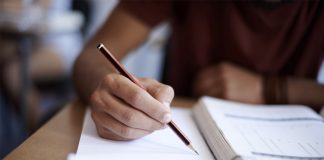 Moura atribuiu 13 bolsas de estudo a alunos do ensino superior