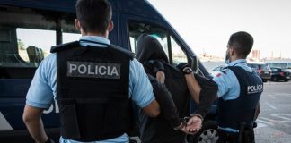 Homens assaltam estabelecimento em Setúbal e levam mais de 13 mil euros em joias e ouro