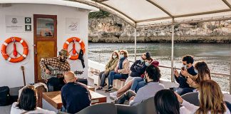 Concertos acústicos e meditação a bordo da embarcação Maravilha do Sado em Setúbal