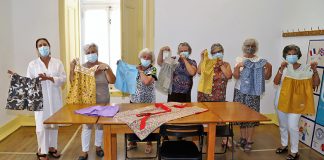 Alunas da Universidade Sénior de Grândola confecionam roupas para ONG