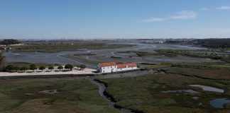 Moinho de Maré de Corroios tem patente a exposição de rua