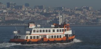 Barco da Transtejo resgata 3 homens que naufragaram no canal do Barreiro