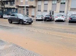 Rotura de conduta de água no Dufa, em Setúbal, está a condicionar comércio e circulação (com vídeo)