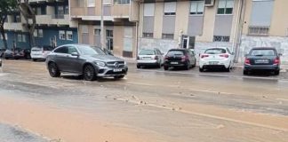 Rotura de conduta de água no Dufa, em Setúbal, está a condicionar comércio e circulação (com vídeo)