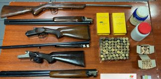 Idosos detido por posse de arma proibida após disparos junto a uma escola