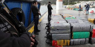 PJ deteta vários fardos de cocaína presos ao casco de um navio em Setúbal