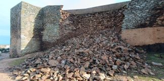 Ruiu troço da muralha do Castelo de Veiros no concelho de Estremoz