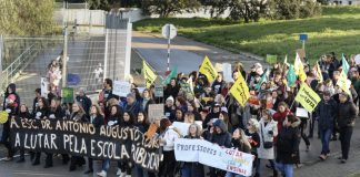 Dezenas marcharam no Seixal em defesa da escola pública
