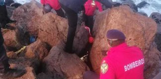 Ainda não foi identificado corpo encontrado em praia da Costa da Caparica