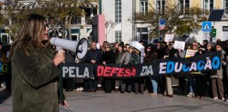 Profissionais de educação protestam em Setúbal por mais pessoal e aumentos salariais