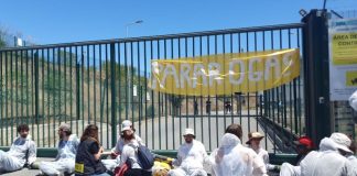 Ativistas acorrentam-se na portaria principal do Terminal de Gás Natural em Sines