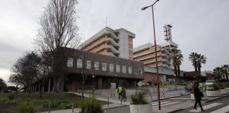 Ambulâncias retidas por falta de macas no Hospital Garcia de Orta