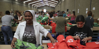 Voluntários preparam em Setúbal meio milhão de “kits” para peregrinos