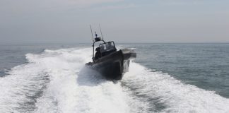 Corpo de homem retirado do mar na praia da Cova do Vapor, na Costa da Caparica