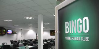 Trabalhadores em protesto contra encerramento do bingo do Vitória FC