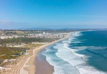 Trabalhos de reposição de areias de praias de Almada retomados hoje