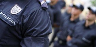 Mulher morta pelo marido à frente com tesoura à frente dos filhos no Barreiro