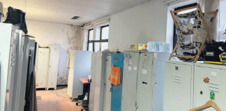 Chove dentro do edifício da esquadra da polícia do Pragal