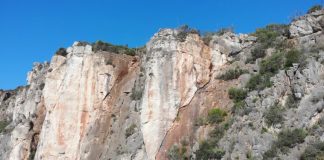 Rochedo de mil toneladas continua suspenso e em risco de derrocada na Arrábida